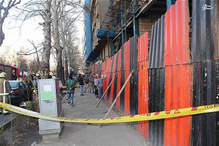 سقوط حفاظ ساختمانی روی دو عابر زن(+تصاویر)