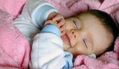علت لبخند نوزاد در خواب